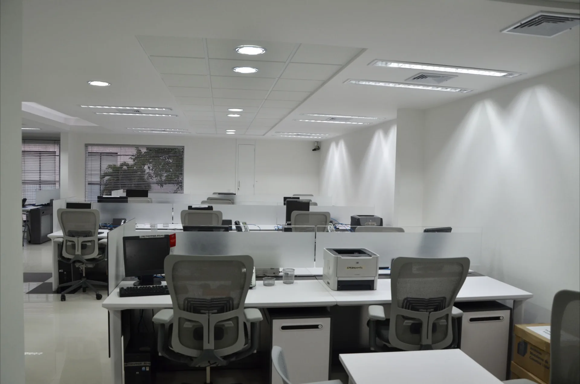 Oficina abierta corporativa diseñada por Parámetro en Cali